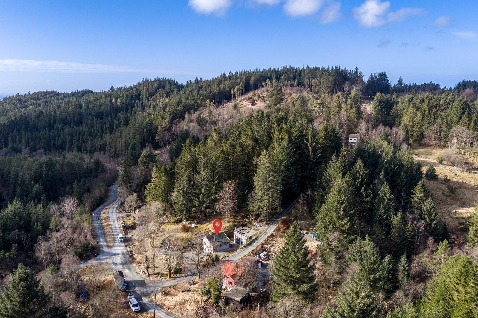 Solrik beliggenhet like ved vegen inn til Djupadalen Galleribilde
