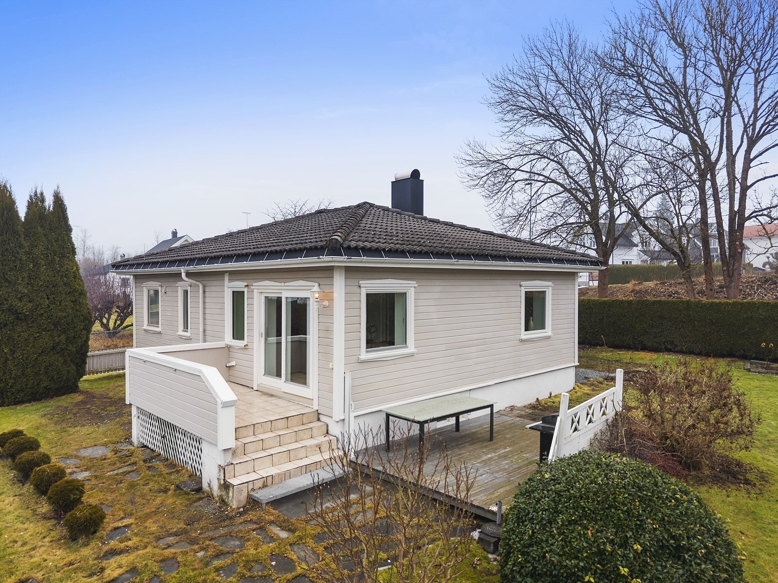 Boligen har en attraktiv beliggenhet, i et rolig og godt etablert boligområde på Bratsberg. Her bor du med nærhet til det meste! Galleribilde