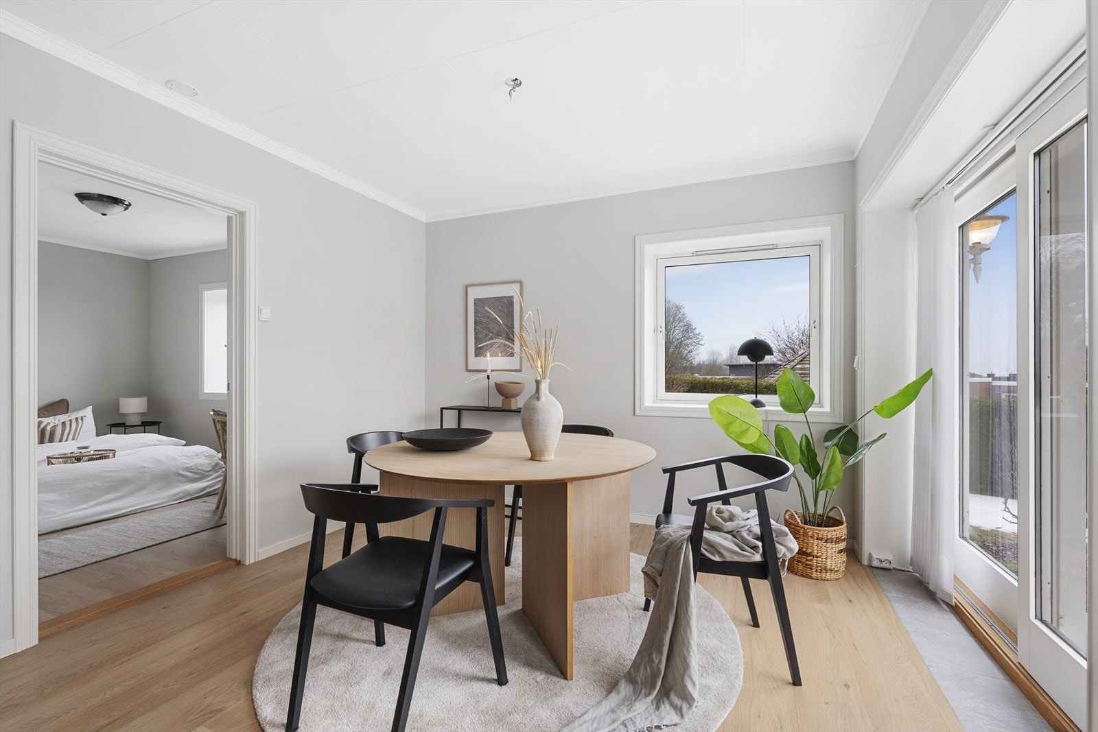 Stuen er romslig, med fin plass til både sofagruppe og spisestue. El-anlegget er oppgradert og det er satt inn noen nye vinduer i 2026. Galleribilde