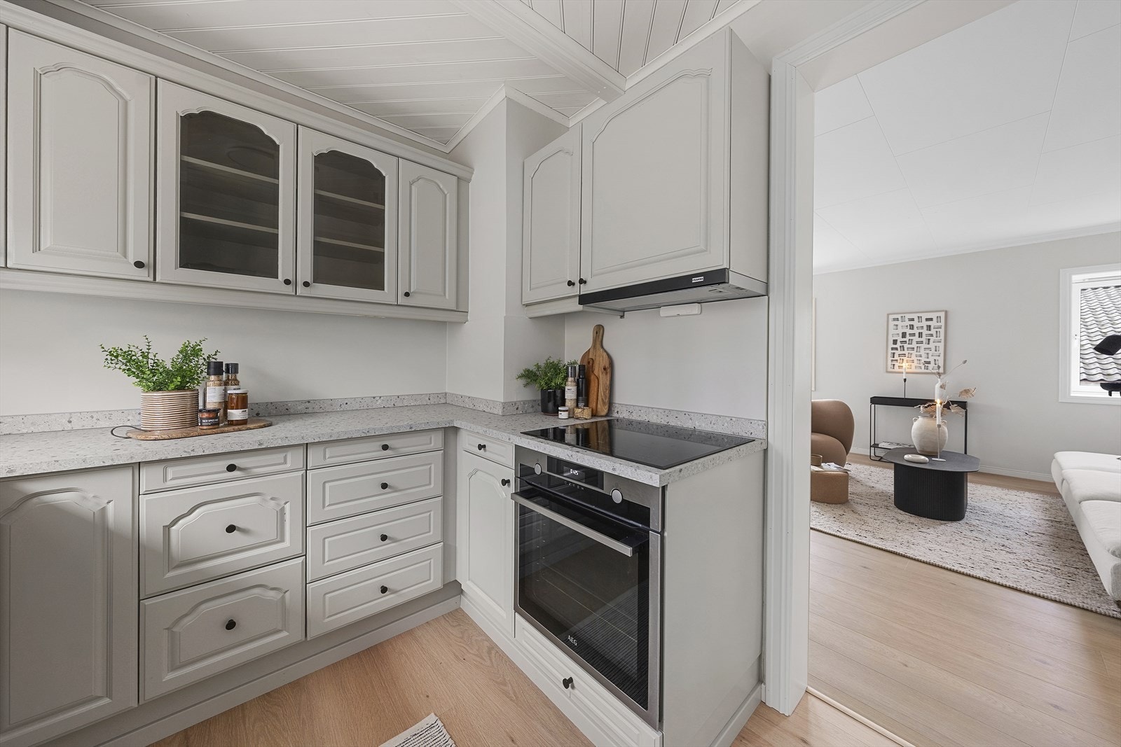 Ny, pen benkeplate i laminat fra 2026. Benkeplaten har gode arbeidsflater, nedfelt platetopp og nedfelt oppvaskkum i rustfritt stål. Galleribilde