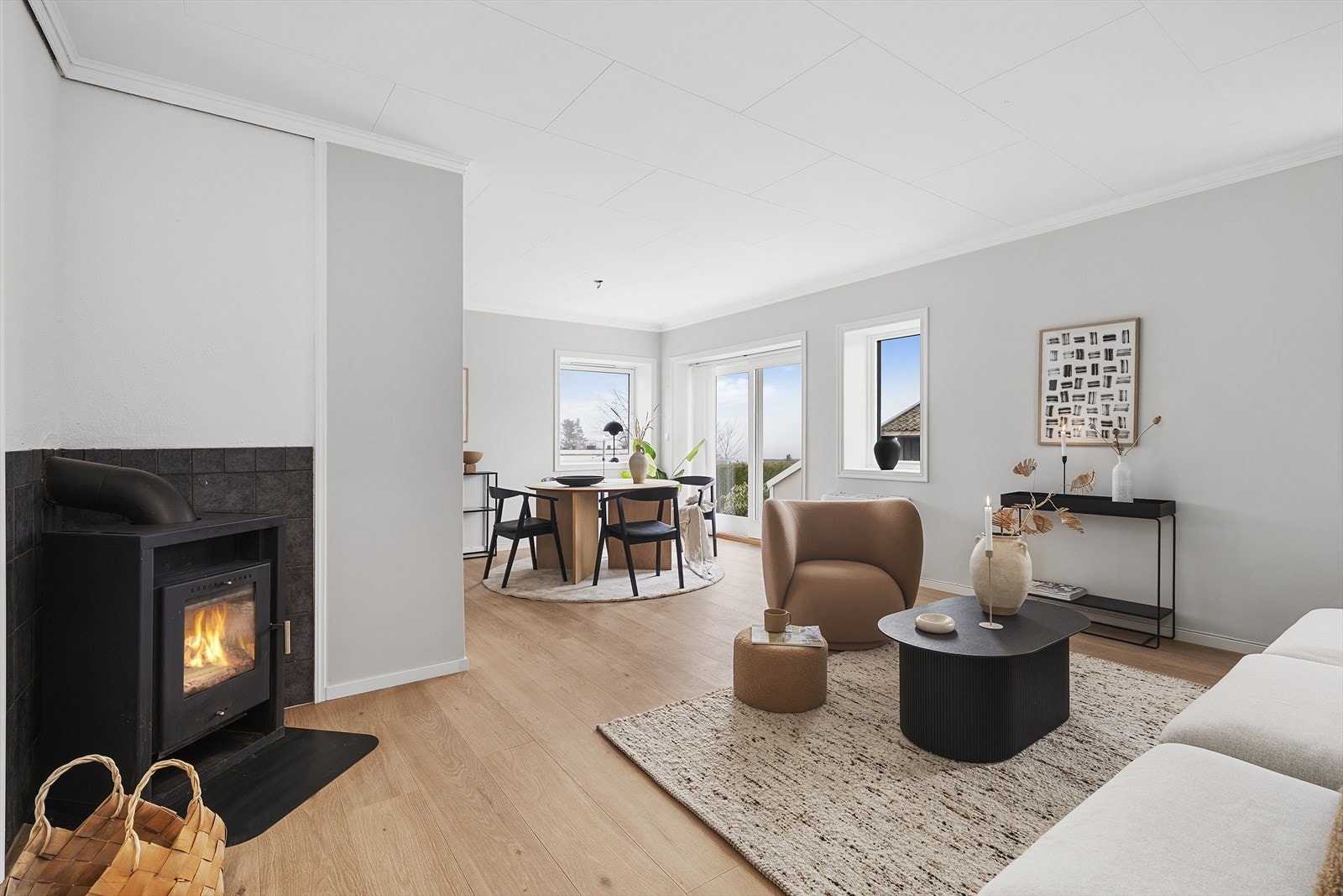 Boligen innehar en god planløsning med alt på ett plan, samt kjeller av enkel standard. Innvendige overflater er pusset opp i 2026. Galleribilde