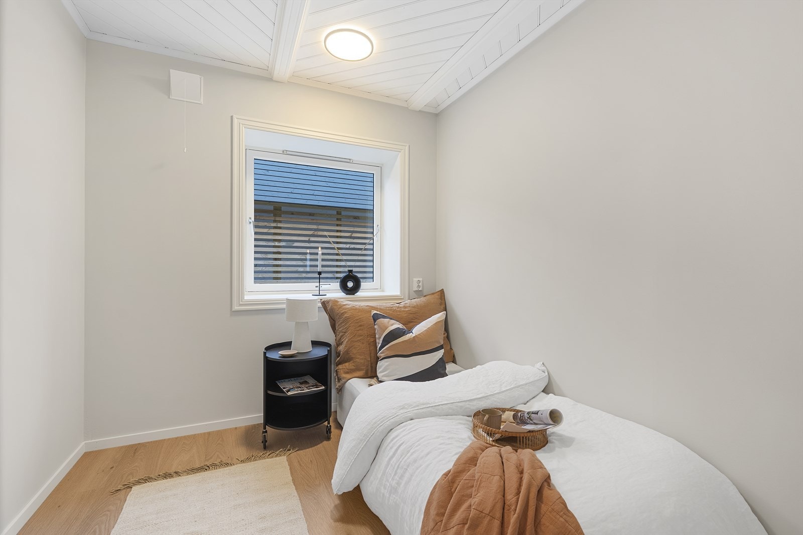 Det andre soverommet er romslig, med lyse overflater og fin plass til diverse soveromsmøblement. Galleribilde