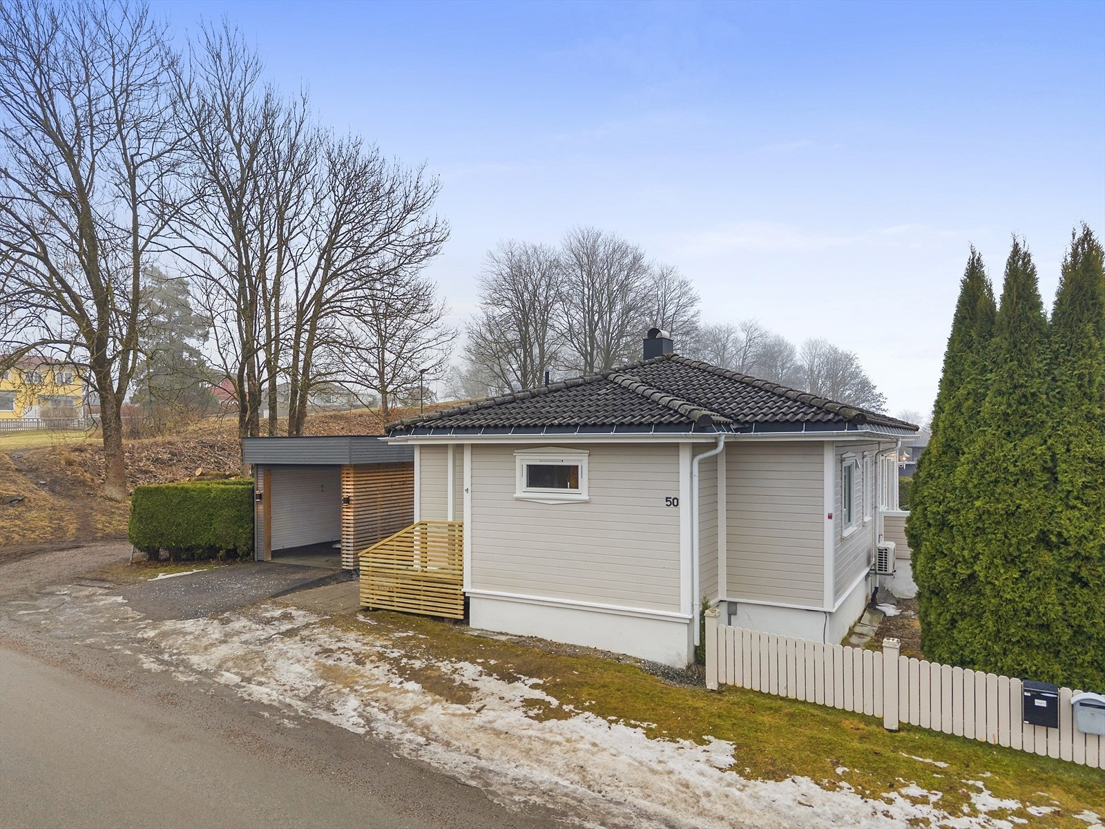 Området er barnevennlig, med nærhet til dagligvareforretninger, barnehager og skoler, samt pent opparbeidet idrettsanlegg. Galleribilde