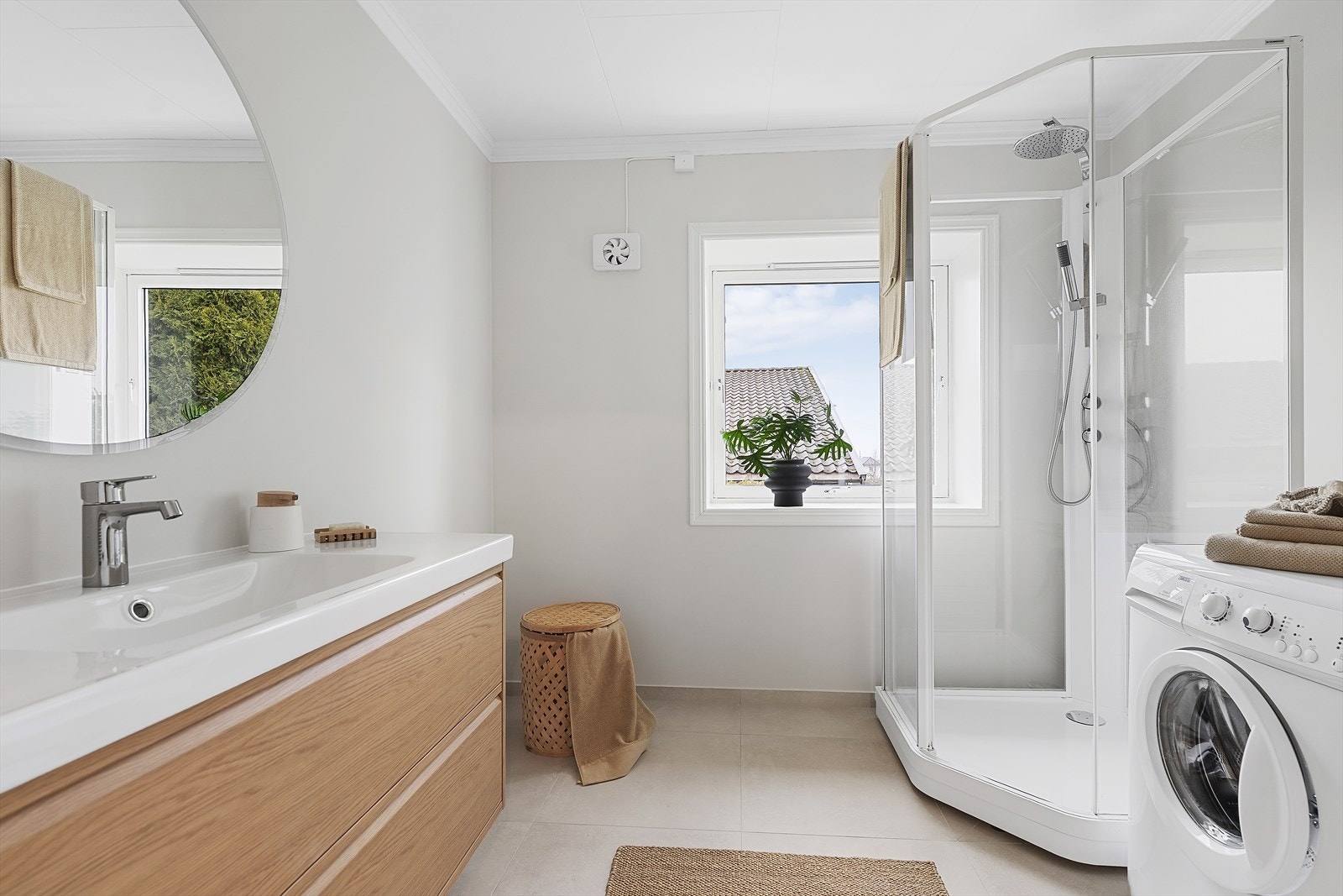 Romslig og delikat bad i hovedetasjen, pusset opp i 2026. Badet har flislagt gulv med varmekabel, malte vegger og malte plater i tak. Galleribilde