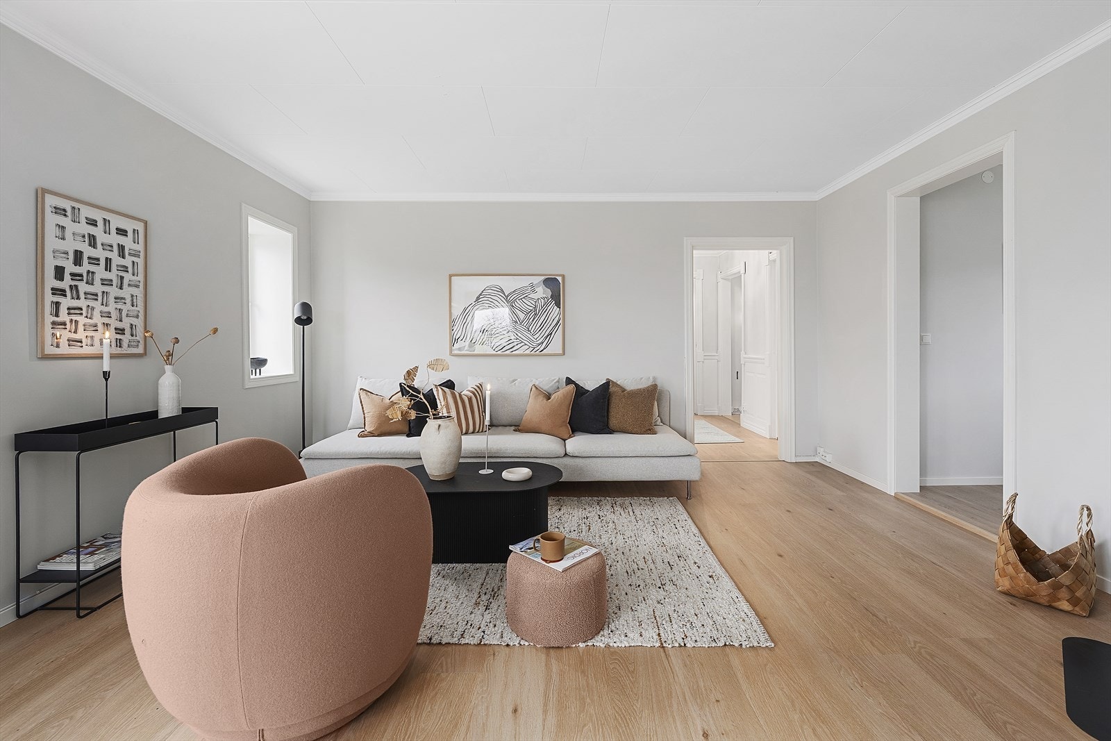 I stuen er det også montert varmepumpe. Overflater består av laminat på gulv og malte, slette flater på vegger. Malte takplater i tak. Galleribilde