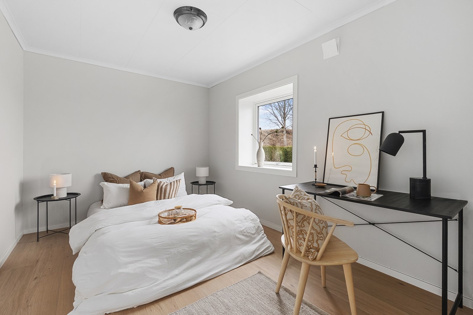 Hovedsoverommet er av god størrelse, med lyse overflater, god plass til dobbeltseng og øvrig soveromsmøblement. Galleribilde