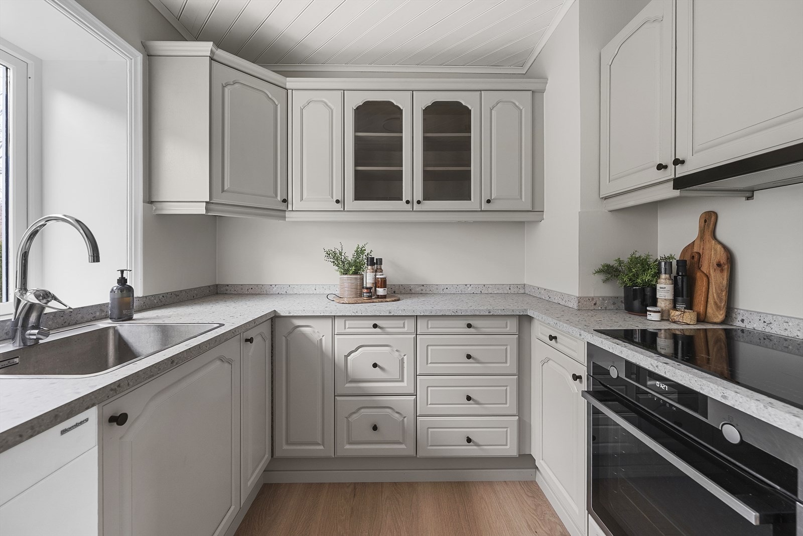 Godt med skapplass og integrert stekeovn, samt opplegg for oppvaskmaskin. I skap over kokesonen er det montert ny ventilator i 2026. Galleribilde