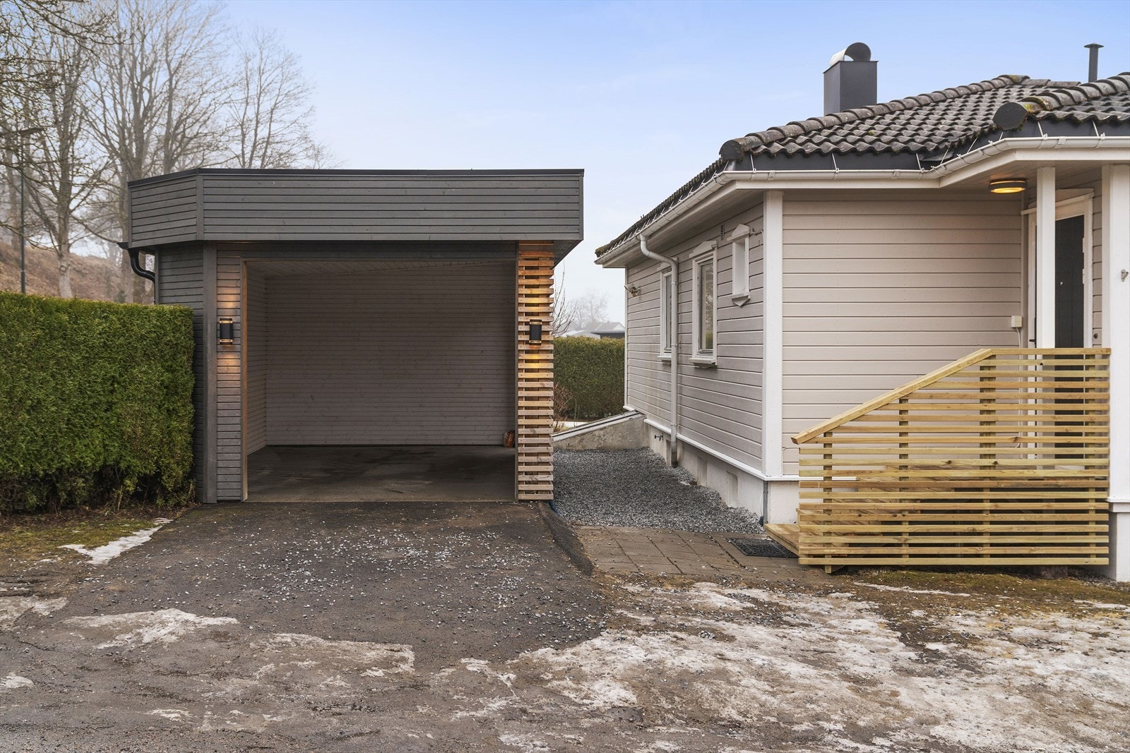 Tidligere vedskjul/garasje er erstattet med carport uten at dette er søkt om og uten at eventuell nødvendig godkjennelse er gitt av kommunen. Galleribilde