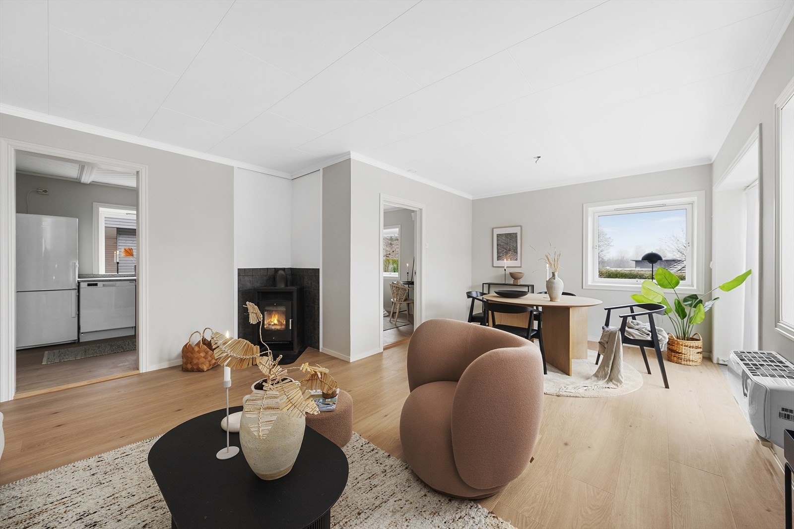 Pipe oppført i murt teglstein, med rentbrennende vedovn i stuen som sørger for lun og god varme. Nytt innvendig røykrør i ca. 2018. Galleribilde