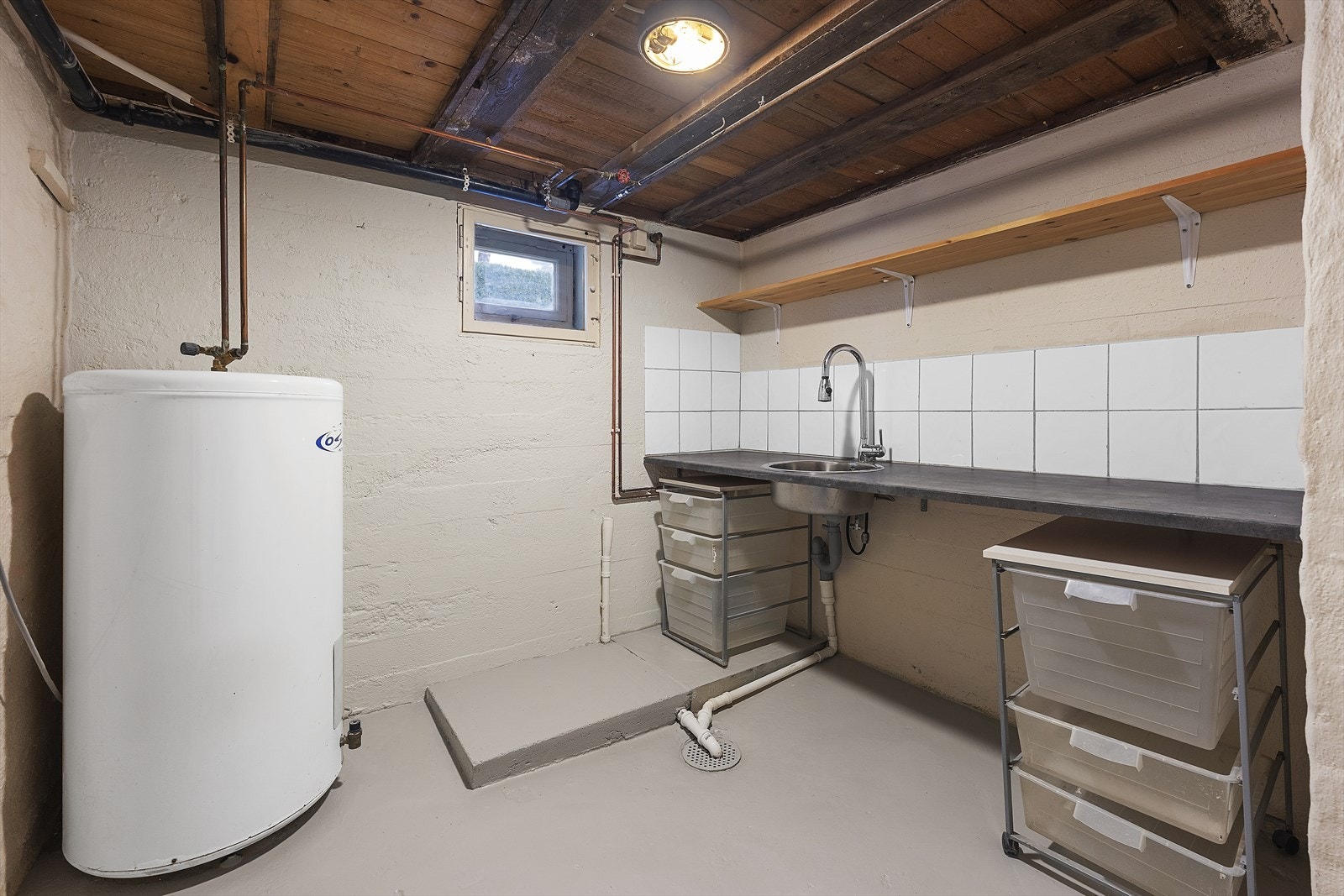 I kjelleretasjen er finnes det også et lite toalettrom og et eldre vaskerom med varmtvannsbereder på ca. 200 liter fra 2003. Galleribilde