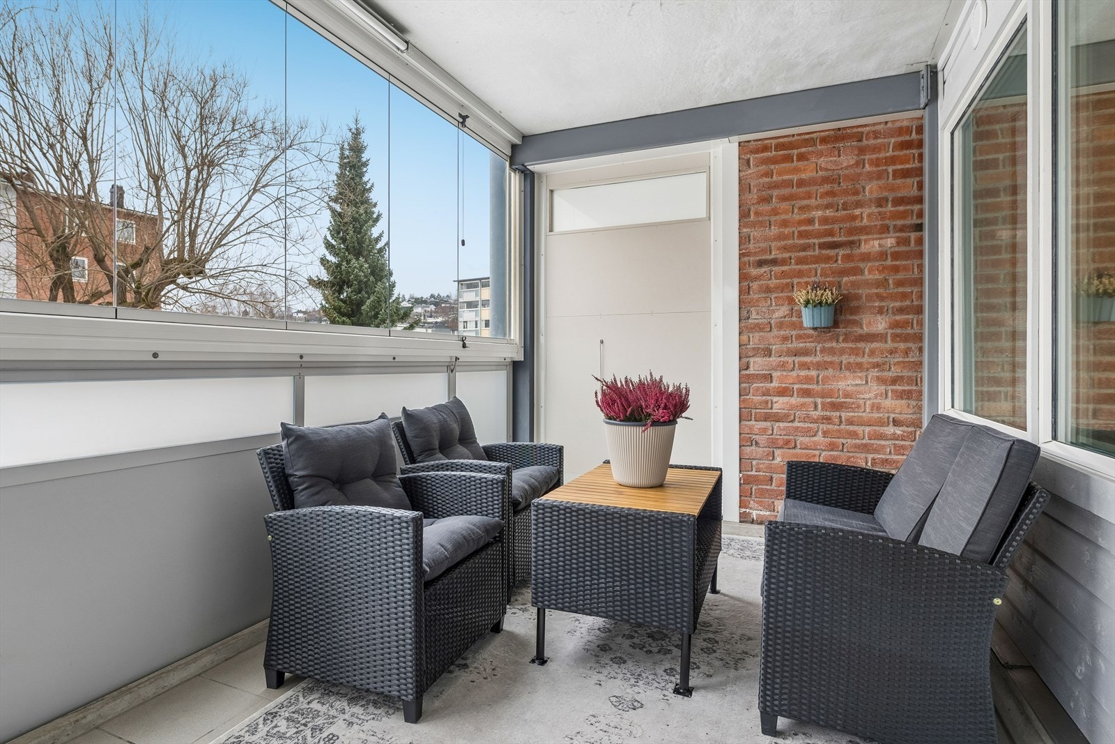 Tett rekkverk med skyvevinduer i glass/aluminium. Galleribilde