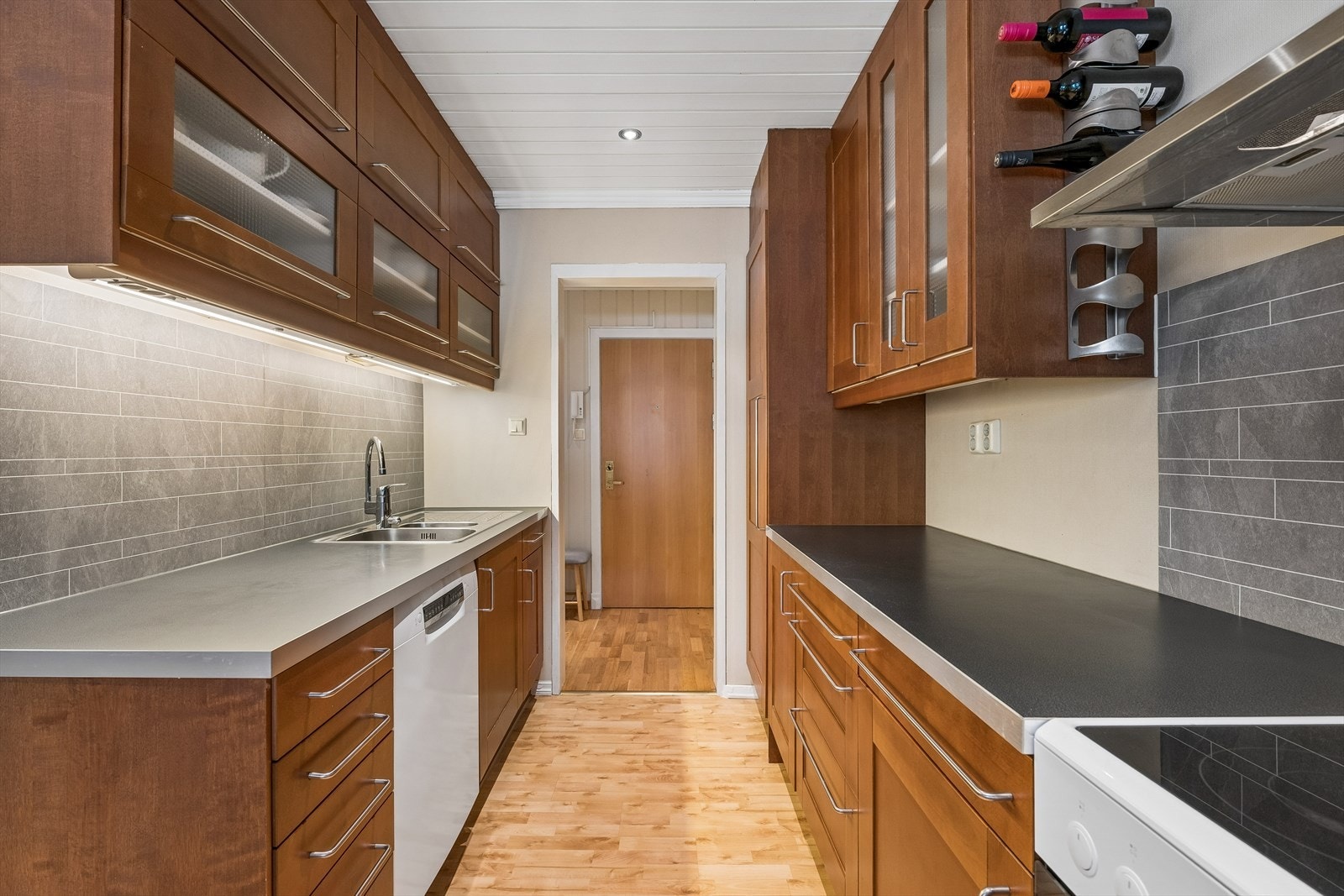 Laminat benkeplate på kjøkken. Galleribilde