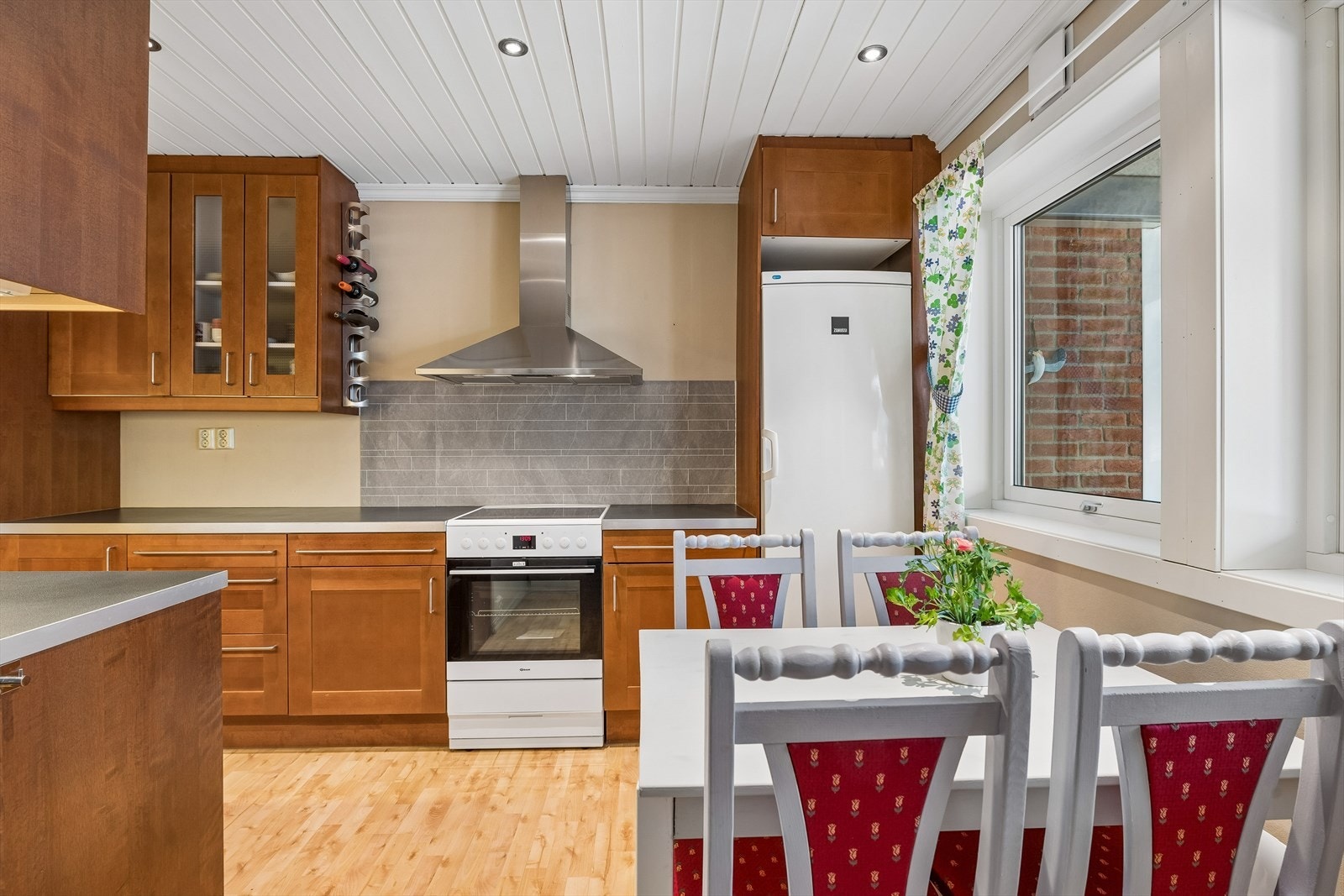 Kjøkkeninnredningen har godt med skapplass. Galleribilde