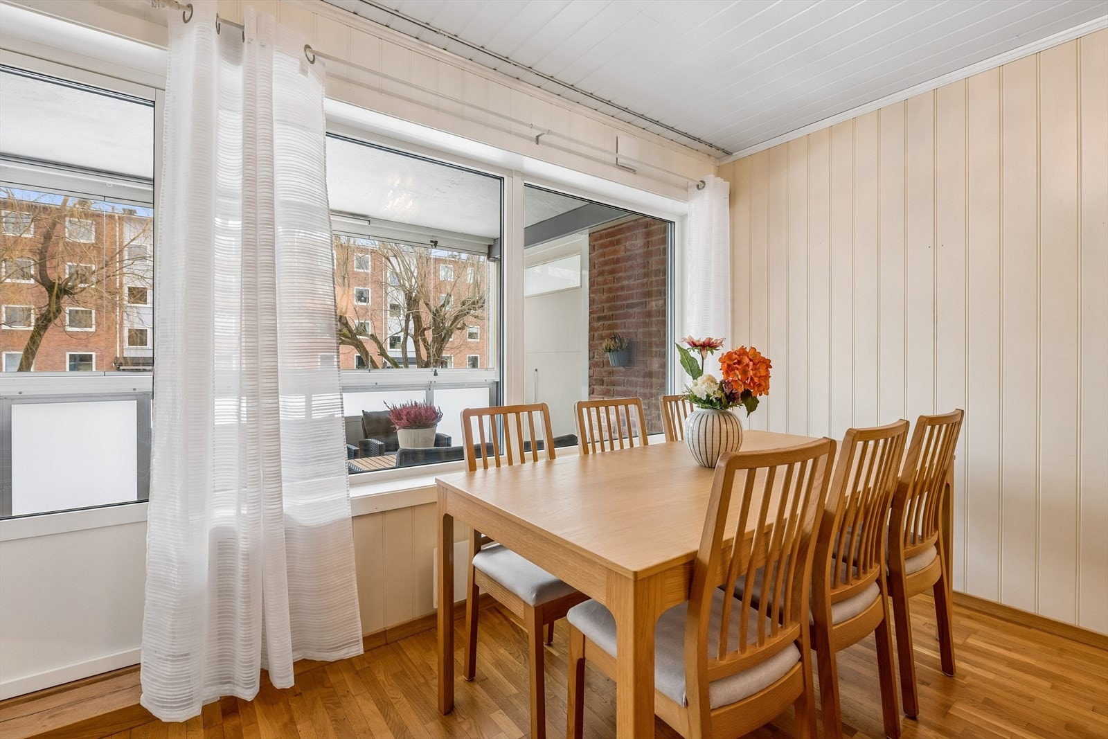 I stuen slippes det inn rikelig med naturlig lys fra de store vindusflatene. Galleribilde