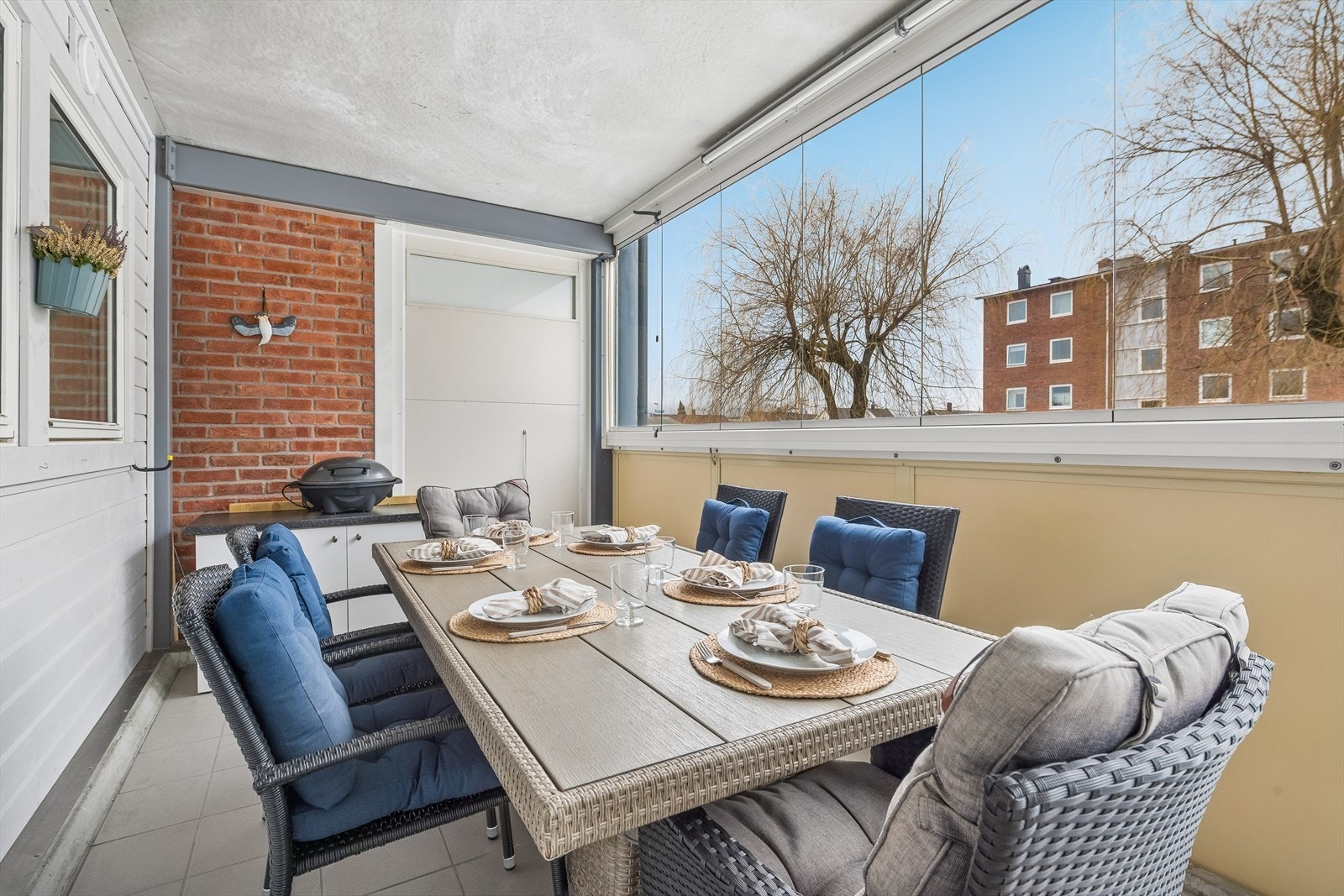 Innglasset balkong med adkomst fra stue. Galleribilde