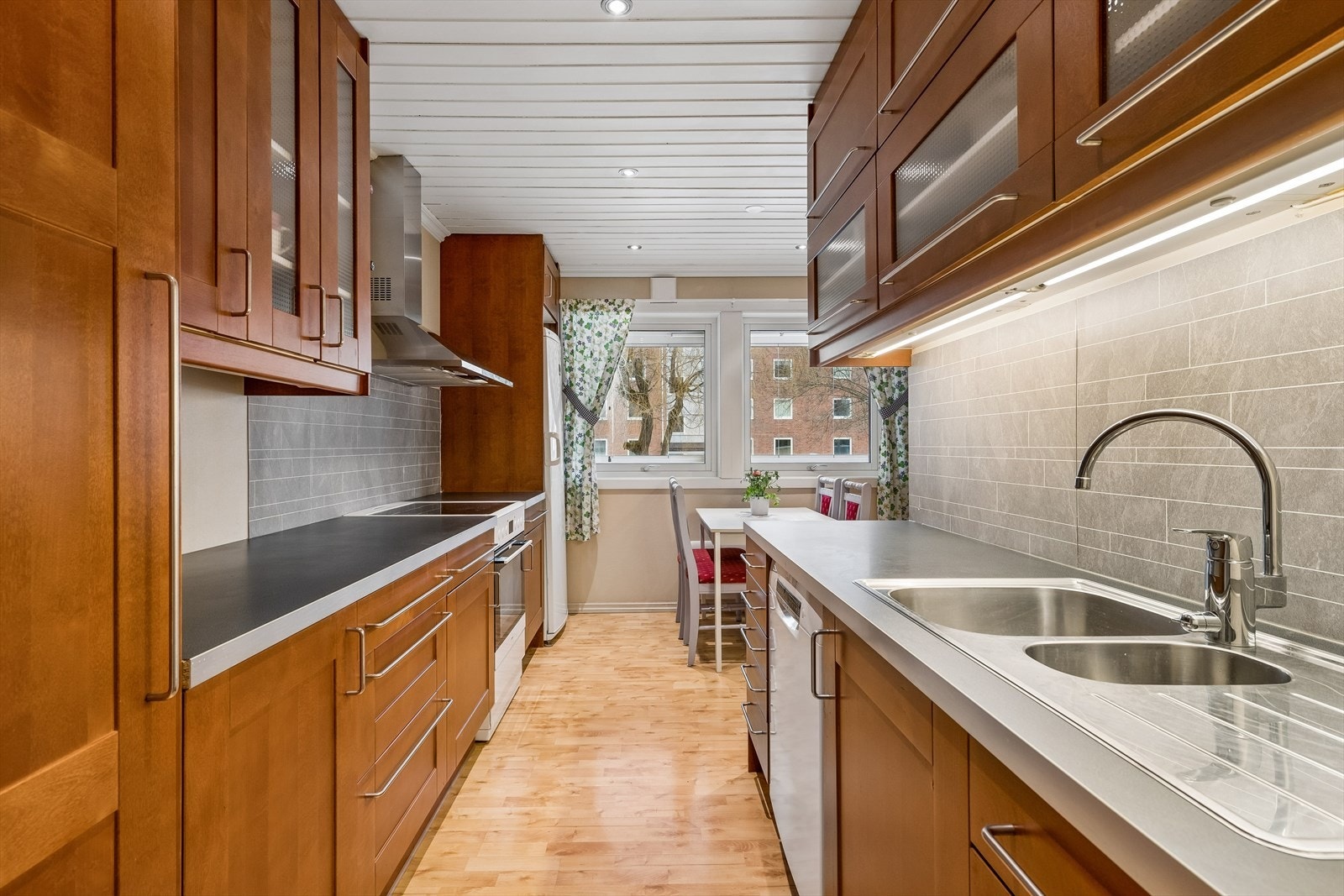 Det er oppvaskmaskin samt frittstående kjøleskap og komfyr. Galleribilde