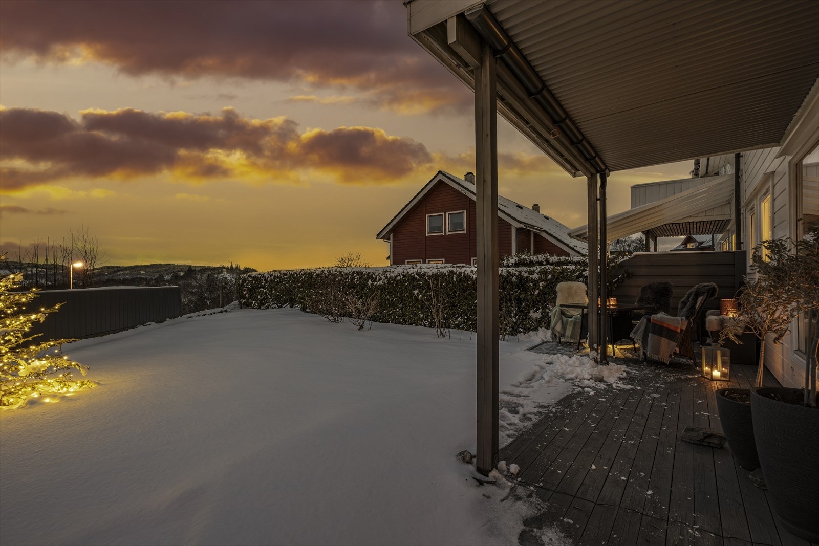 Ved sommersesongens ankomst forvandles hagen til en idyllisk minipark med frodige grønne soner og vakre rosebusker. Galleribilde