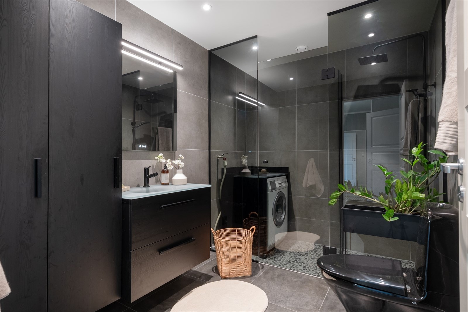 Målbestilt sotet glassvegg er levert av Opa glass i 2026. Smart nisje for vaskemaskin og evt tørketrommel. Galleribilde