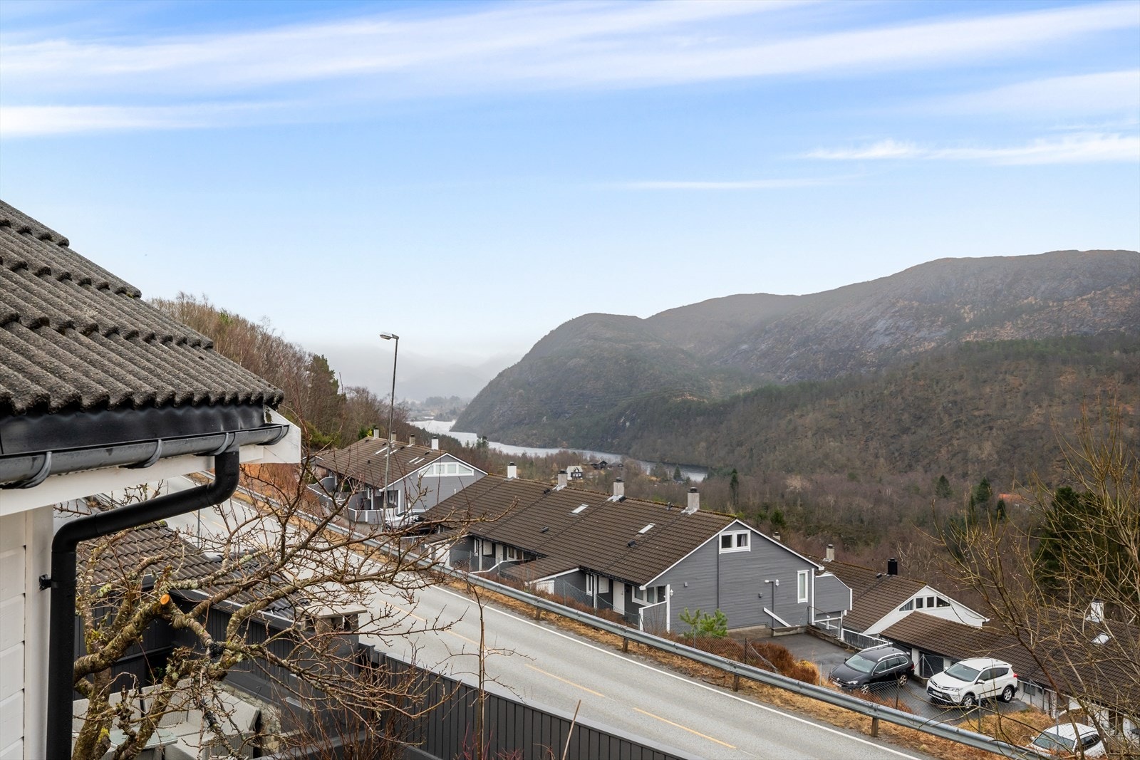Kort vei til gode bussforbindelser med 16E. Sitat selger "Går inn på bussen kl. 06:50 og klar til jobb på Haukeland sykehus kl.07:15" Galleribilde