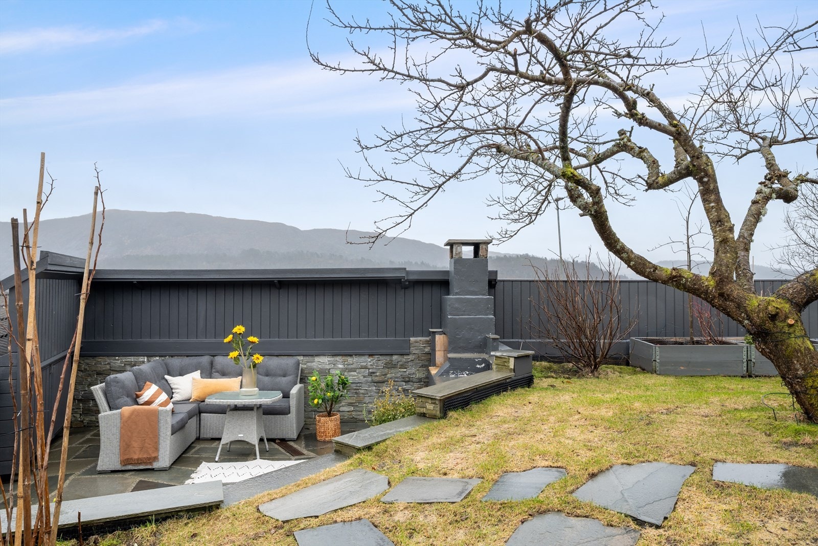 En skjermet hage perfekt for små barn og de med firbeinte. Galleribilde