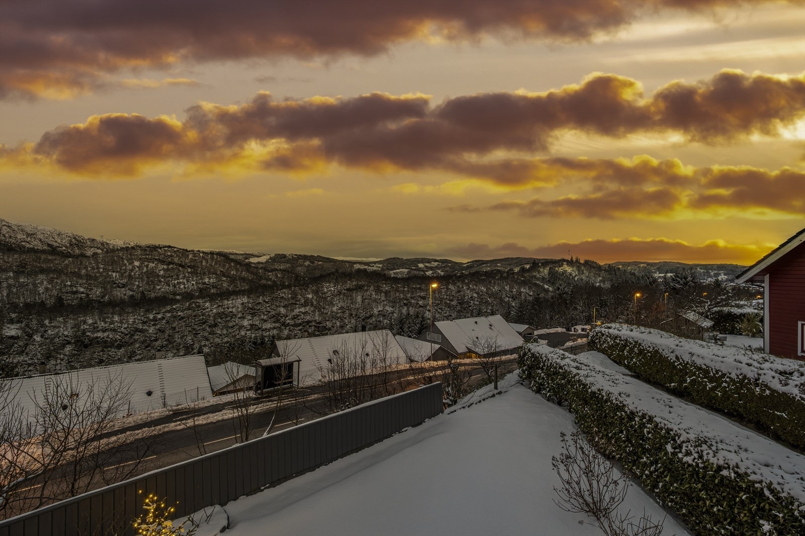 Flott fargespill på himmelen kan nytes fra huset, og gir en stemningsfull ramme rundt både morgen og kveld. Galleribilde