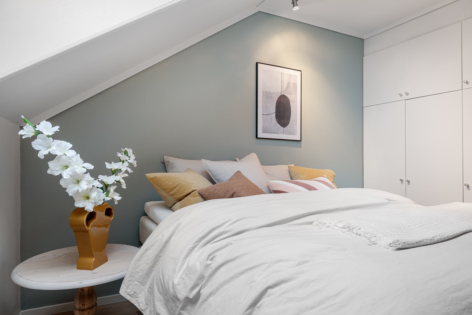 Romslig hovedsoverom med god plass til dobbeltseng. I tillegg er det godt med garderobeskap. Galleribilde