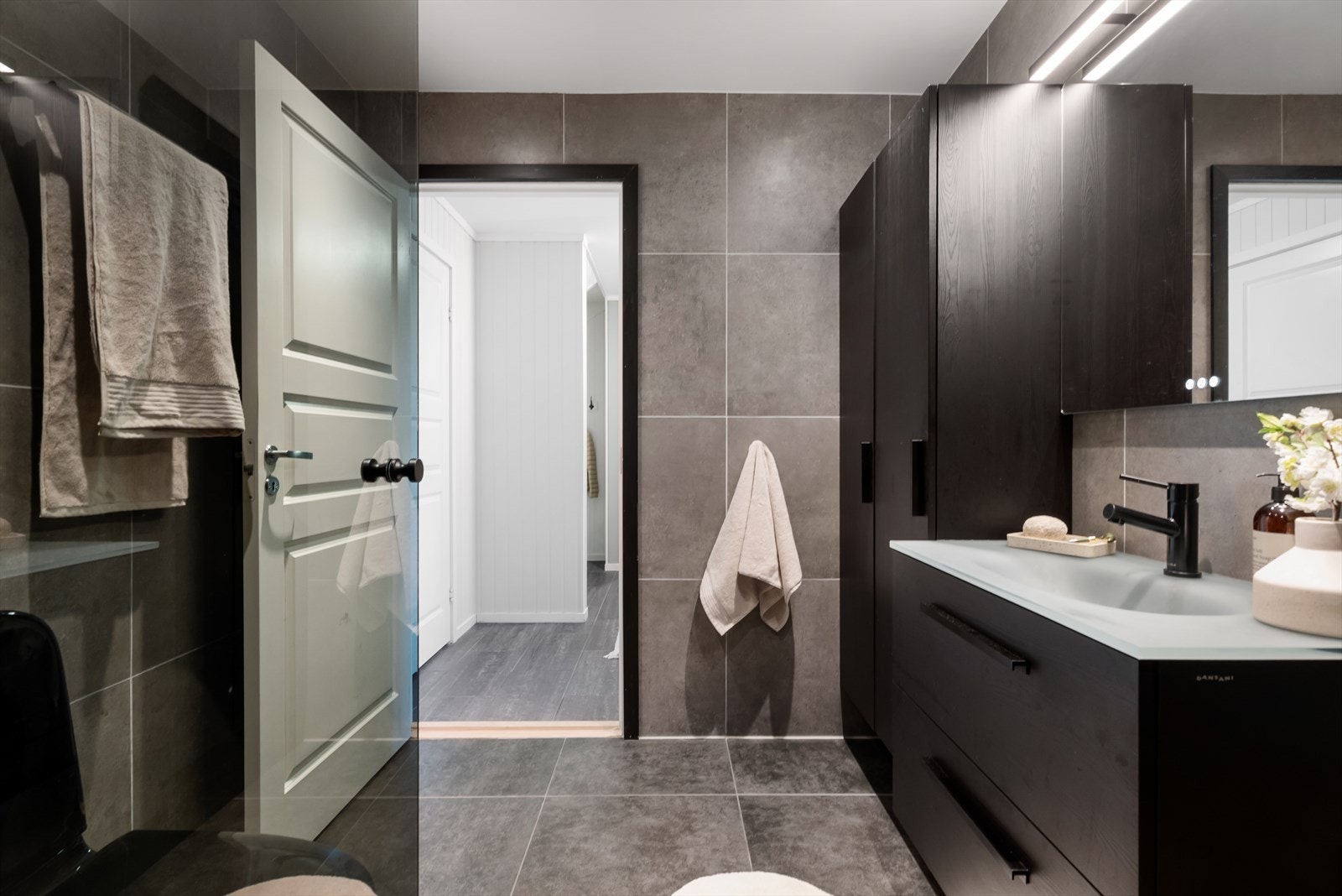 Baderomsinnredningen er av høy kvalitet og levert fra danske Dansani. Galleribilde