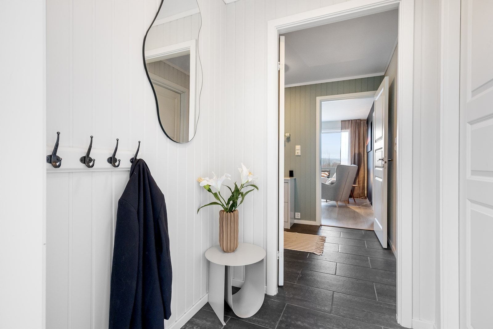 Entreen har plass til hverdagsjakken og tilkomst til romslig innvendig bod. Galleribilde