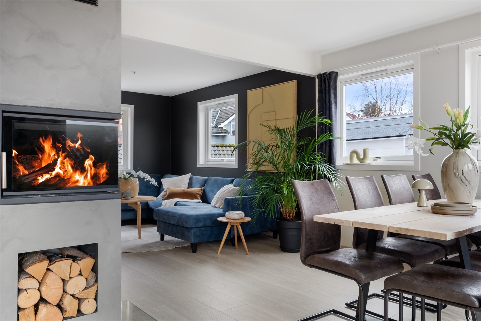 I stuen er det flere sosiale soner med peisen synlig fra alle deler av rommet. Galleribilde