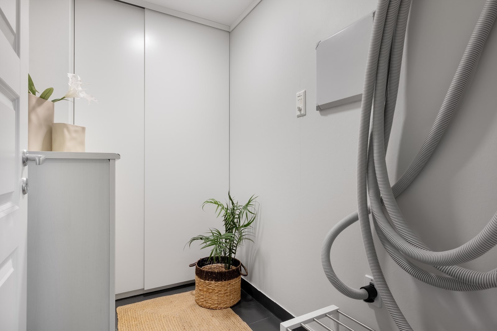 Innvendig bod med god lagring. Sentralstøvsuger med ny moter i 2024 Galleribilde