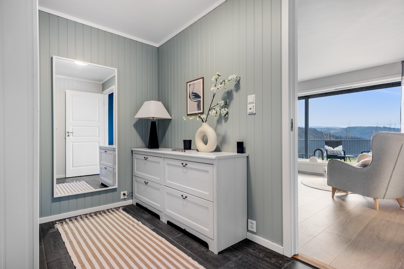 Veggfargen her er Minty Bris. Gulvvarme i hele 1. etasje, med unntak av vaskerom Galleribilde