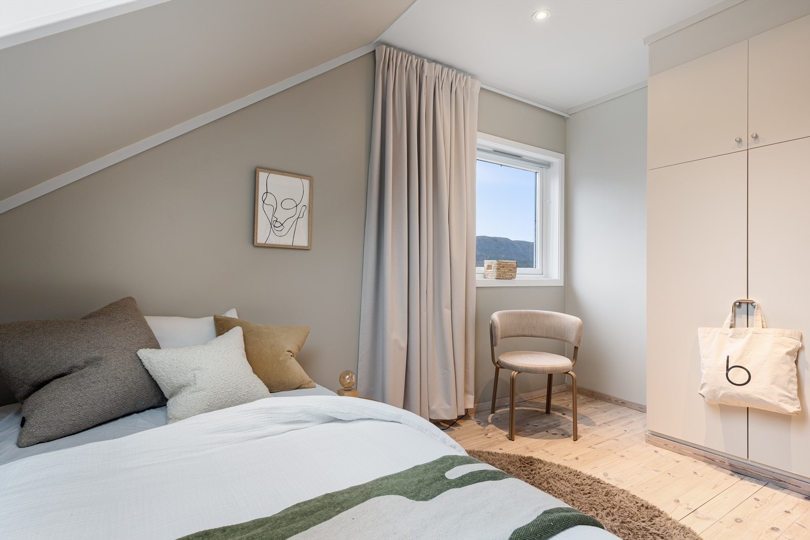 Også på dette rommet er det godt med garderobeskap og plass til en pult i ved vinduet. Galleribilde