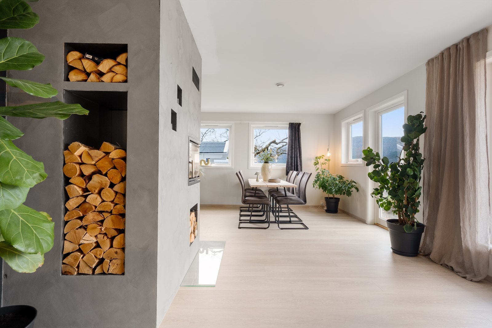 En hyggelig ramme rundt de morsomme middagsselskapene Galleribilde