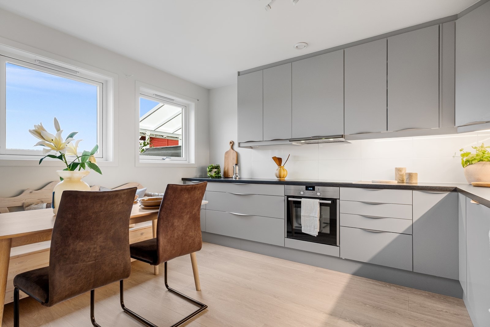 Kjøkkenet er fra 2015 med stilren utførelse og en tidløs fargepalettt Galleribilde