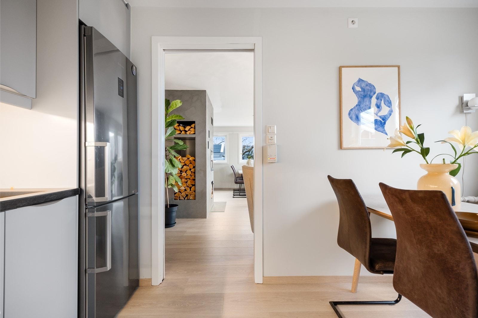 Kjøkkenet er skjermet fra stuen men med god flyt mellom rommene. Galleribilde