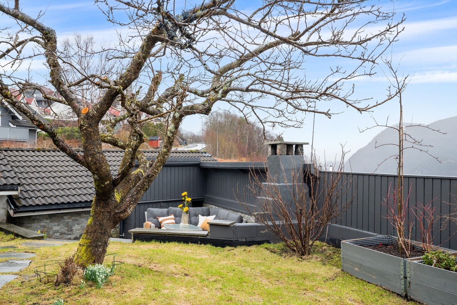 Flytter du inn her får du også et stort plommetre, ripsbusk, rabarbra og bringebærplanter. Da er det bare å begynne å sylte. Galleribilde