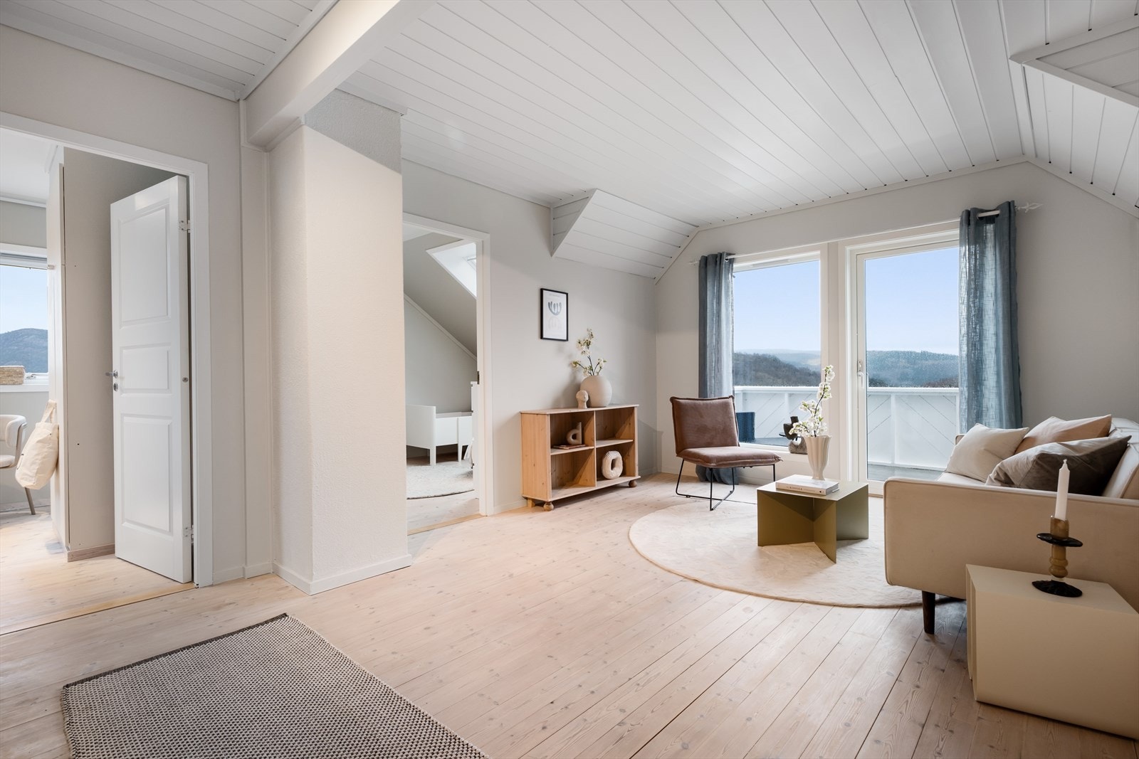 Loftstuen er lun og sjarmerende, et perfekt ekstra oppholdsrom for både avslapning og sosiale stunder. Galleribilde