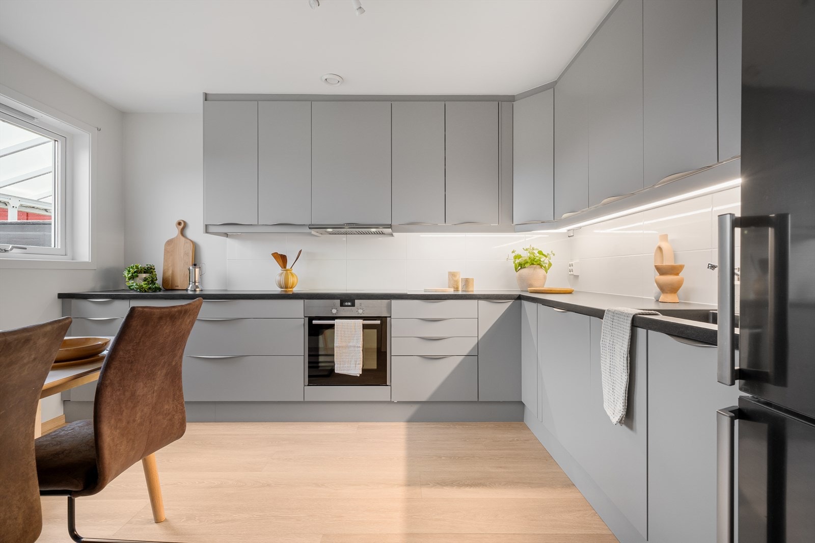 Flott kjøkken med god planløsning. Innredningen har mange gode skap - og skuffer, samt en generøs benkeplate. Galleribilde