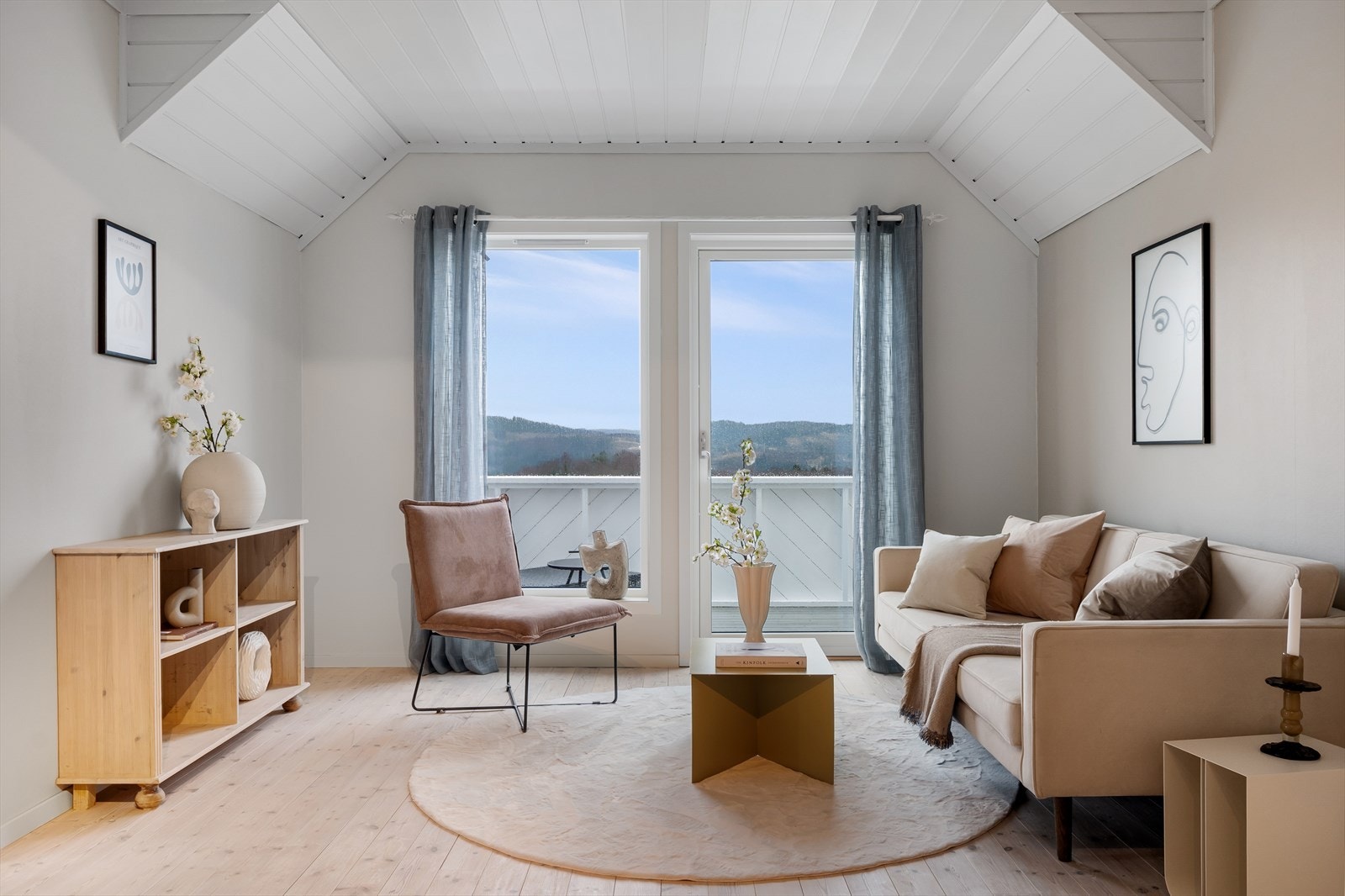 Loftstuen har utgang til altan med gode solforhold og flott utsikt. Altandøren er fra 2025 Galleribilde