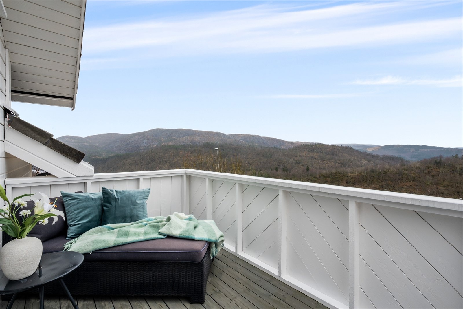 Et yndet sted for å nyte noen rolige timer med morgenkaffen. Vakker utsikt over fjellene. Galleribilde