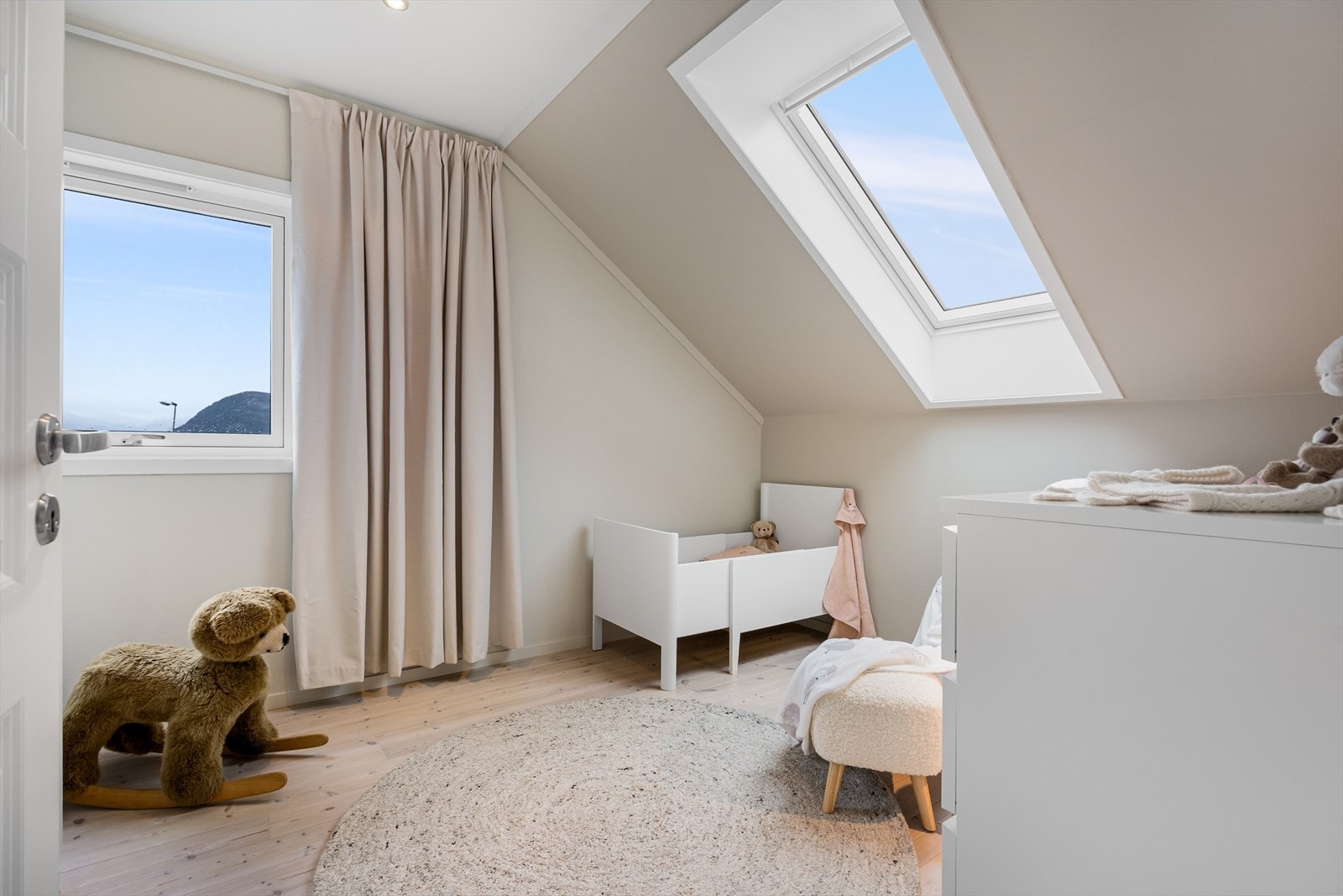 Soverom nummer tre fremstår som et ideelt barnerom, med delikate og tidløse farger som Tidløs og Washed Linen Galleribilde