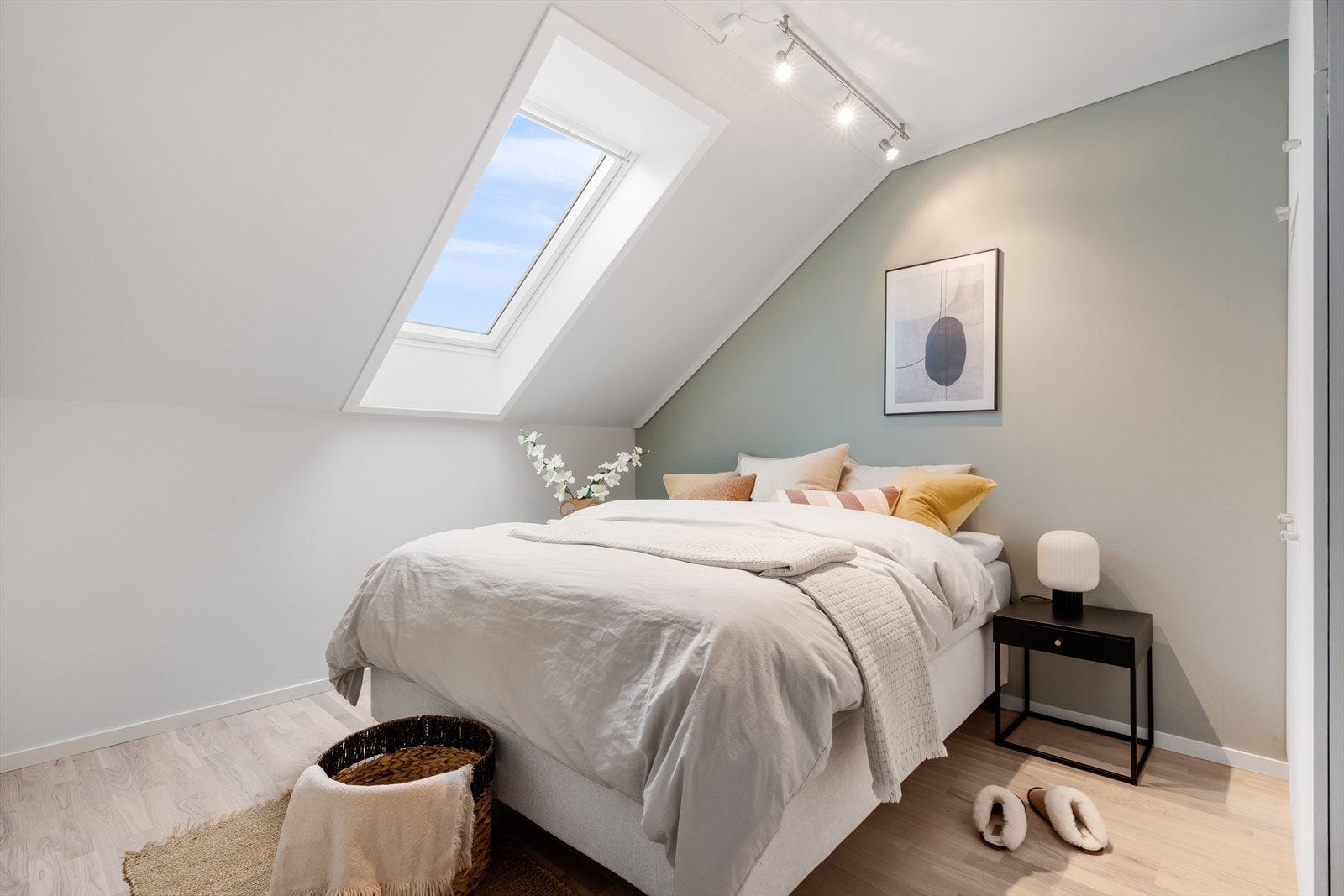 Rommet er malt i tidløs og Minty Bris. Alle takvinduene i denne etasjen er fra 2025 Galleribilde