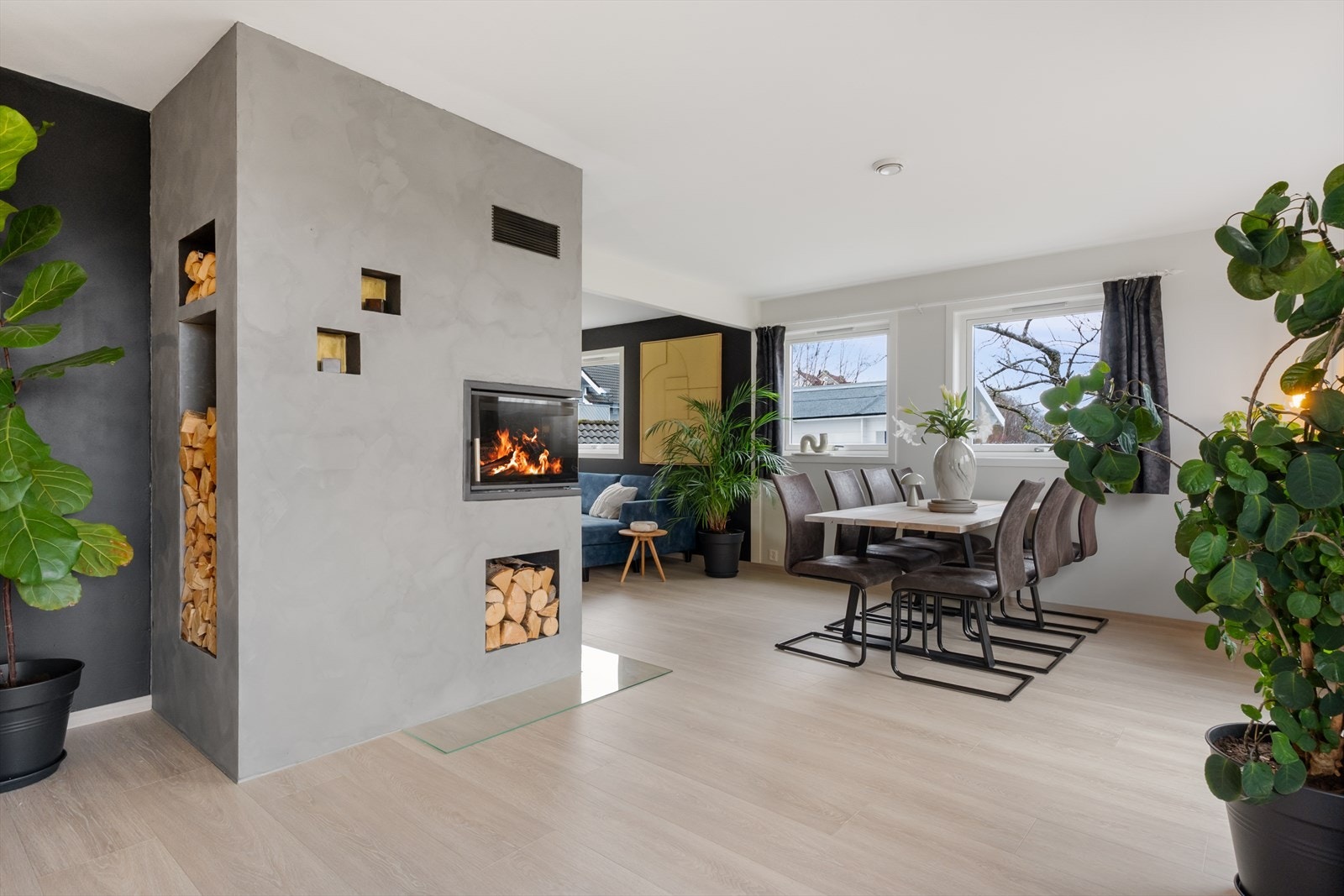 Det er lagt nytt gulv på kjøkken og stue av typen Pergo Torekov chalked nordic oak laminat. Galleribilde