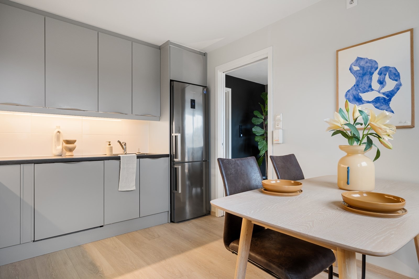 Ekstra høyde på overskap gir utvidet mulighet for lagring. Galleribilde