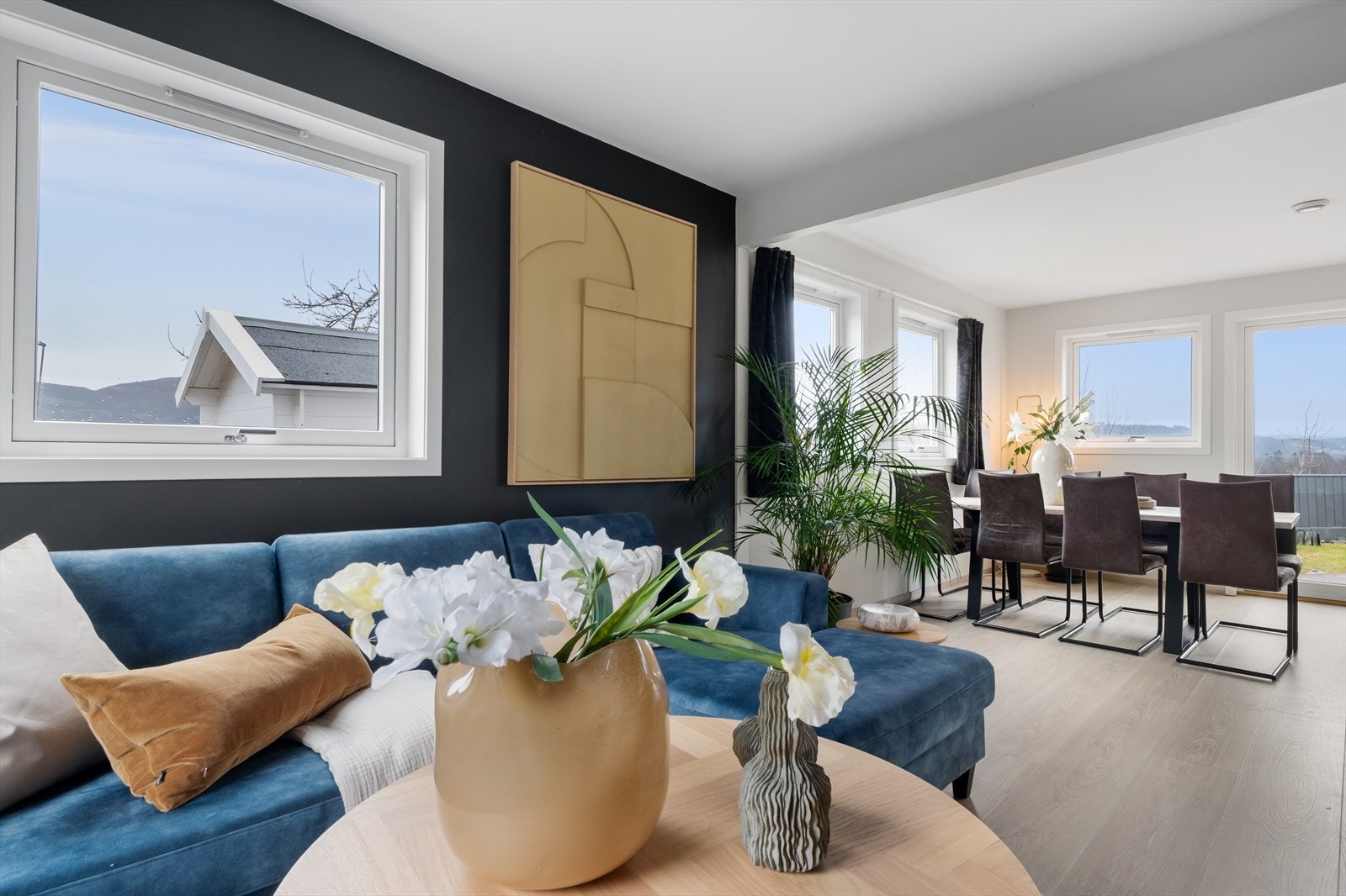 Stuen er hele 37 kvm og har vinduer i flere himmelretninger. Galleribilde