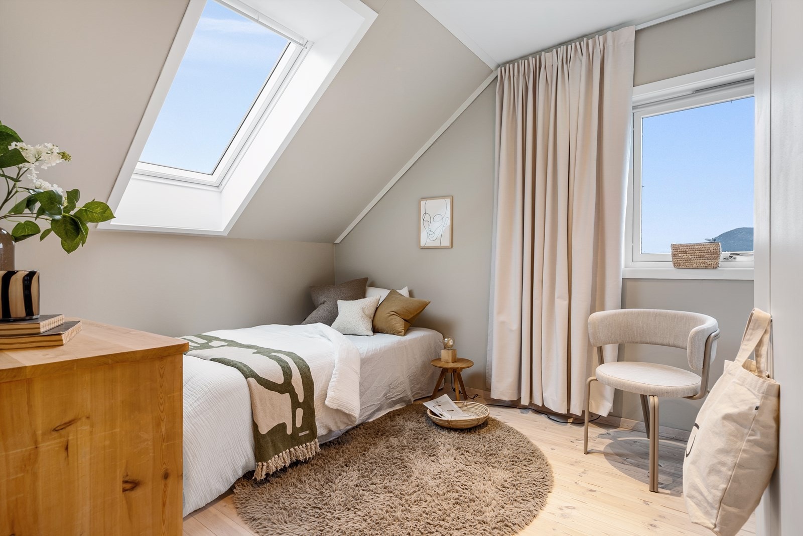 Soverom nummer to er også av god størrelse med lekre fargevalg. Tidløs og Washed Linnen. Galleribilde