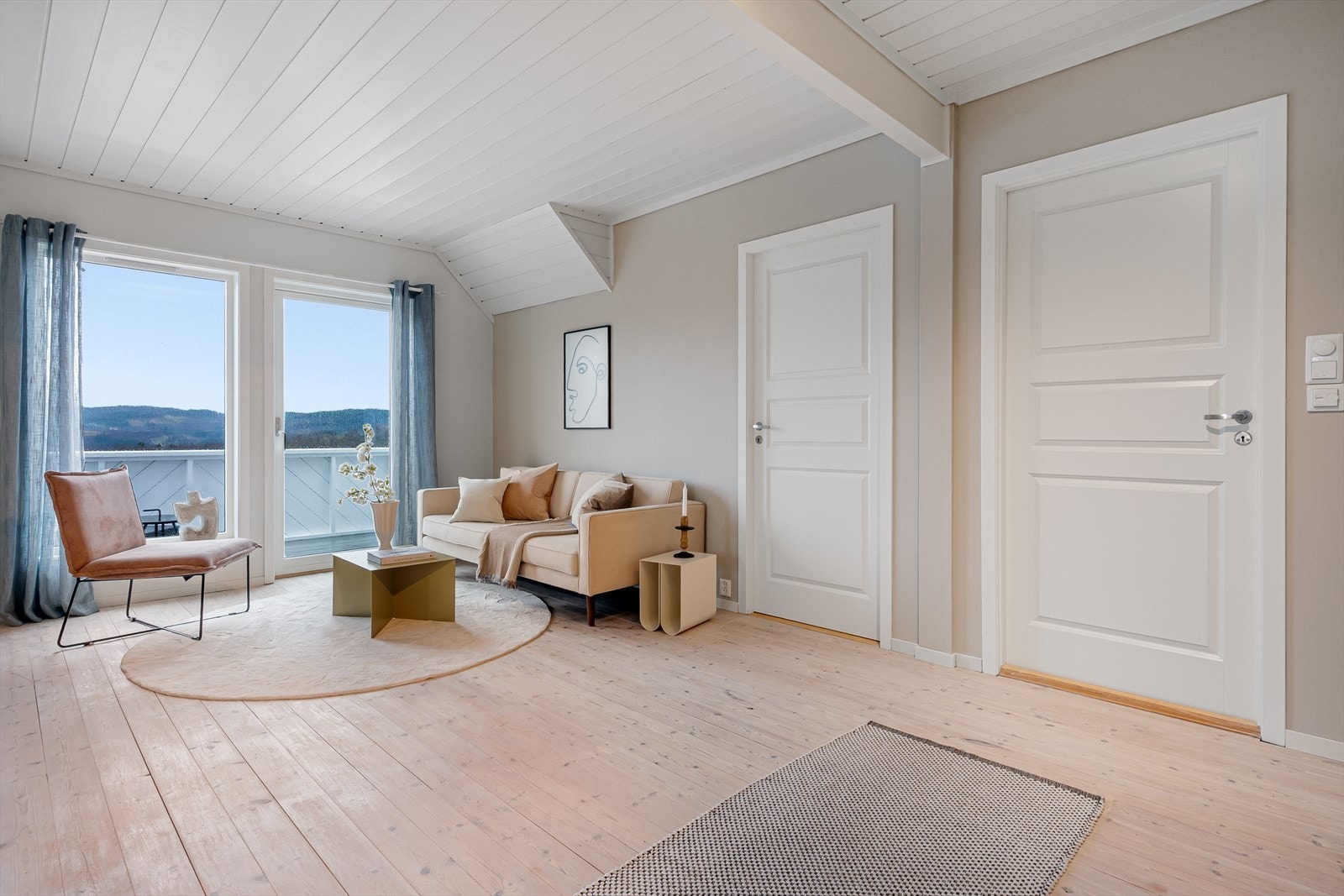 I boligens loftsetasje finner du den perfekte loftstuen, fire romslige soverom samt bad. Galleribilde