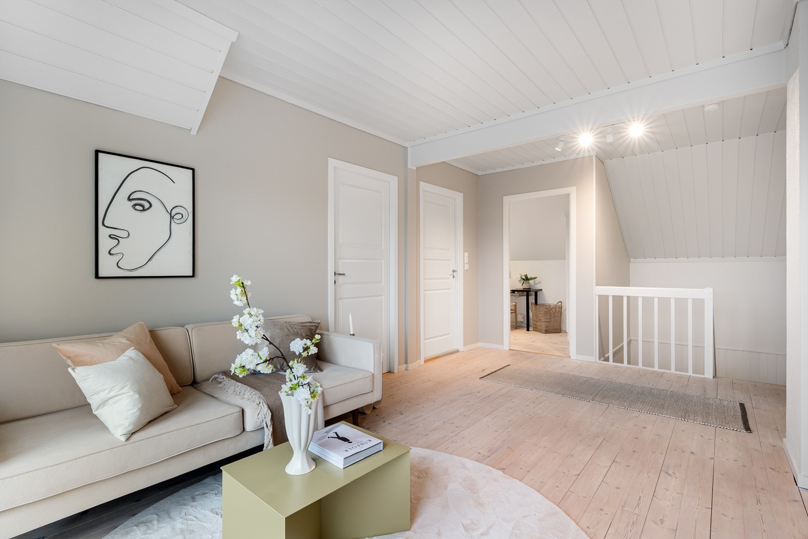 Legg merke til det vakre tregulvet mot den nydelige veggfargen Tidløs. Rommene er nymalt med flotte, sammensatte paletter. Galleribilde