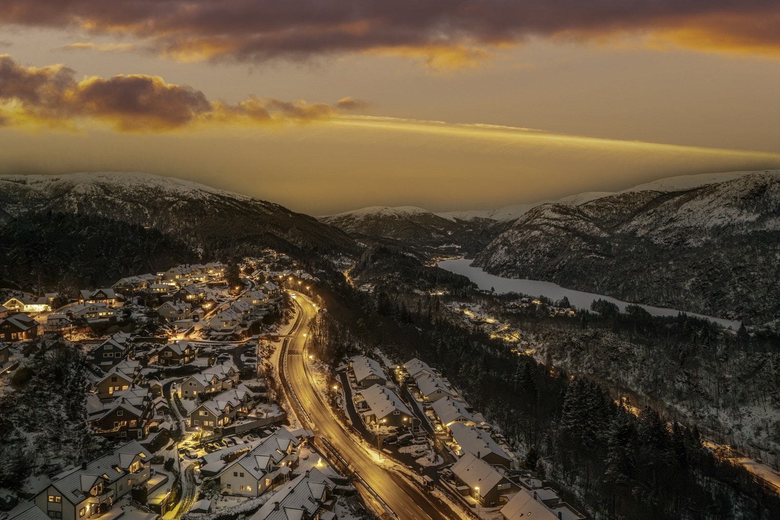 Boligen ligger flott til omkranset av flere vakre fjell. Gullbotn i det fjerne Galleribilde