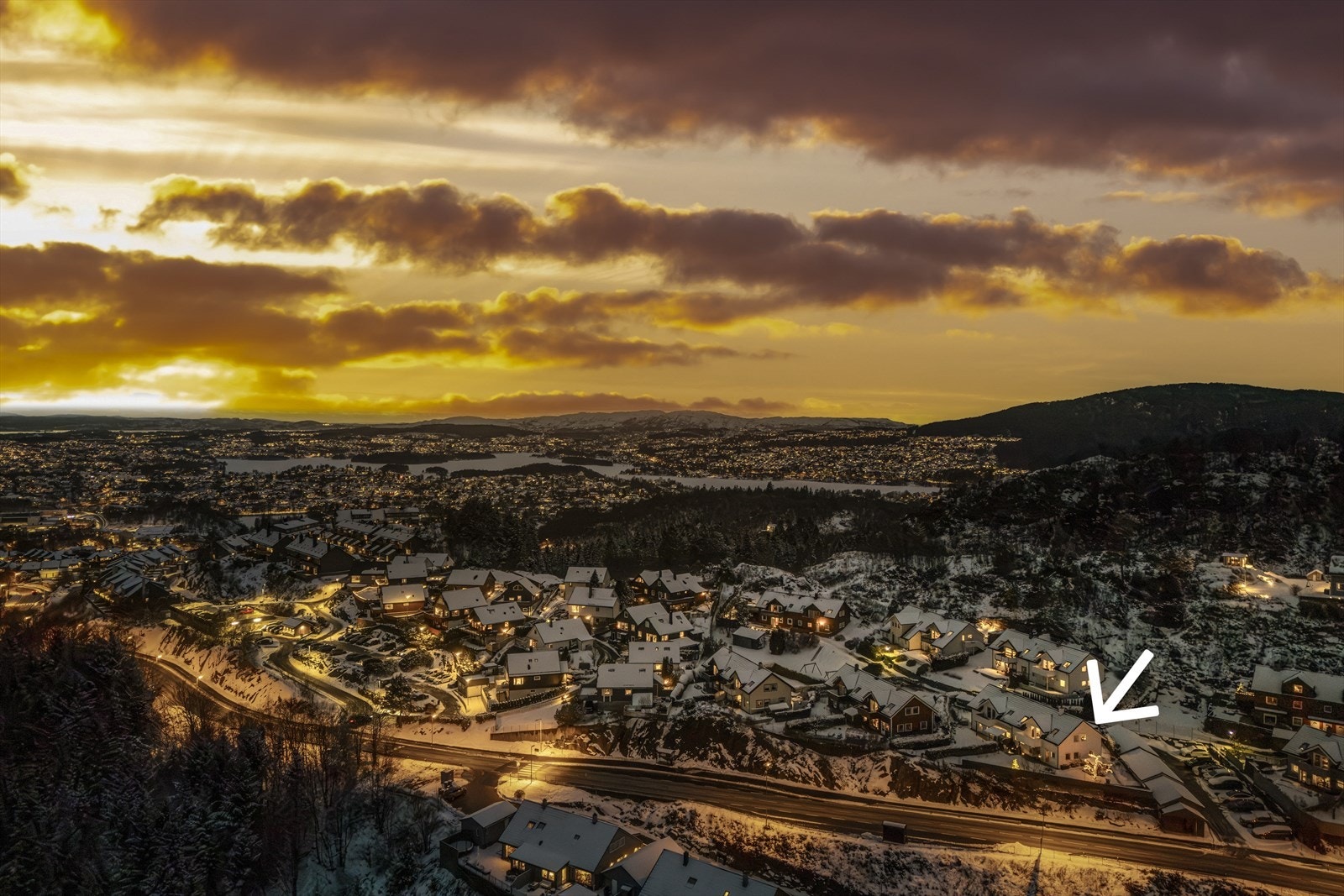 Bilfri skolevei helt til Kringlebotn barneskole. Flere barnehager i området. Galleribilde
